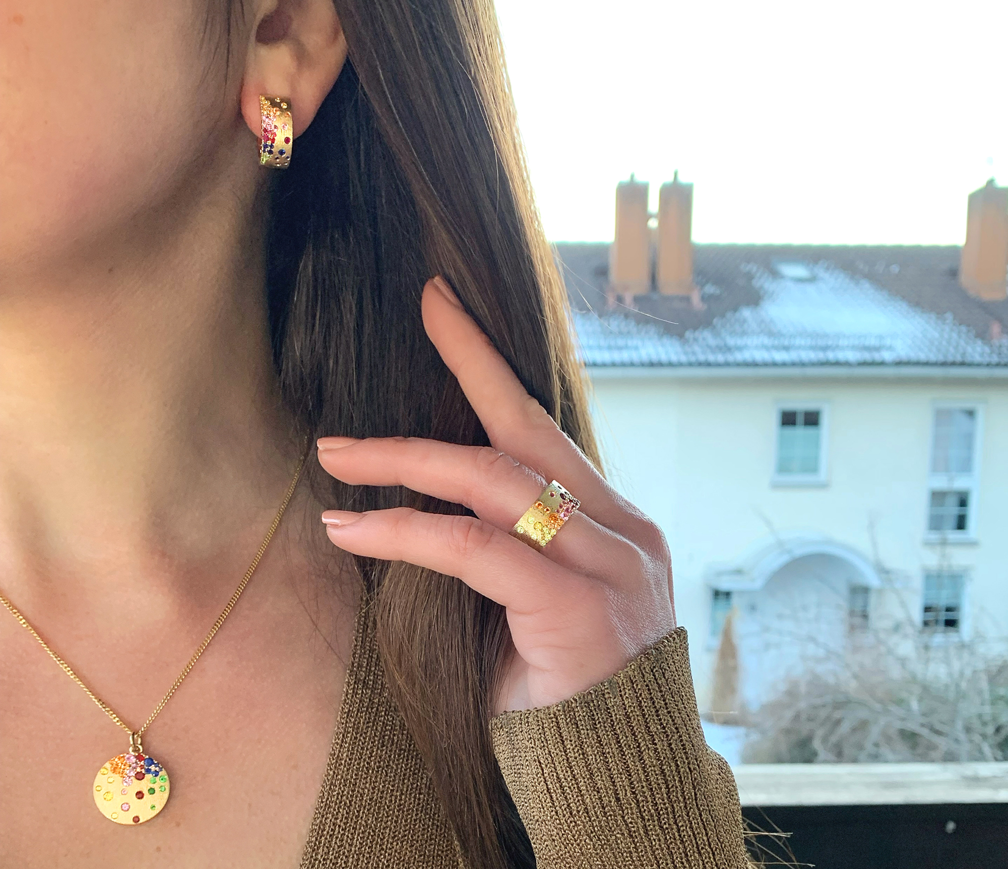 Schmuckstücke im Sternenhimmel Design in Gelbgold 585 mit Multicolor Saphiren, Rubinen und Tsavoriten, getragen an einer Frau